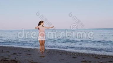 在海边海滩上做早操的漂亮女孩